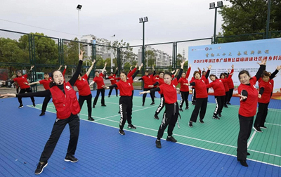 Jingjiang holds big square dance for residents 