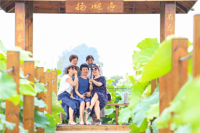 Jingjiang's Dongjin village offers glorious lotus views