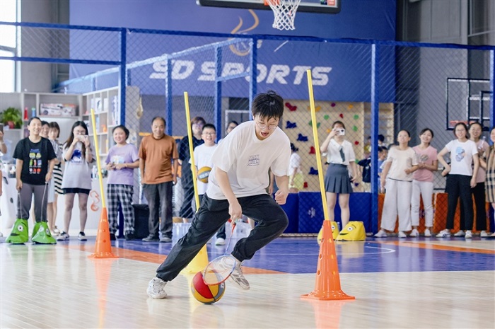 Participants enjoy Jingjiang Southern Industrial Park games
