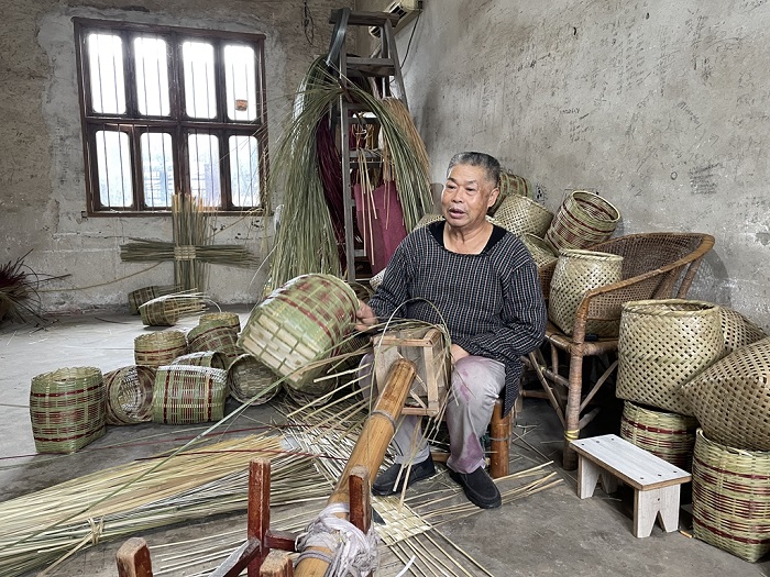 Jingjiang bamboo weaver preserves traditional craft
