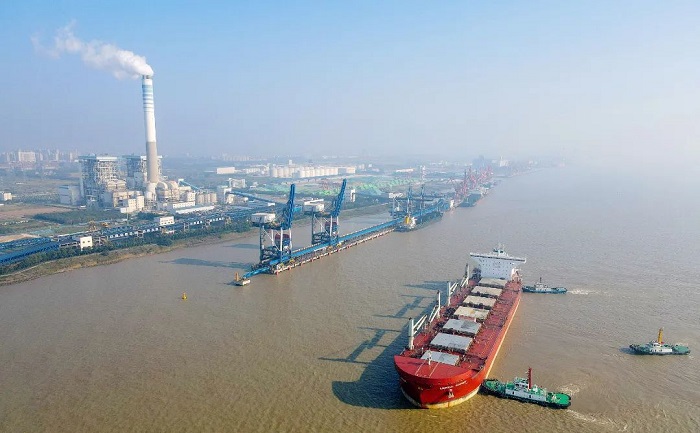 Jingjiang logistics base welcomes biggest foreign vessel
