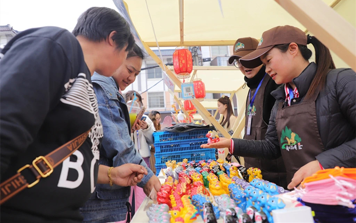 Jingjiang city holds Sanyuesan Temple Fair 