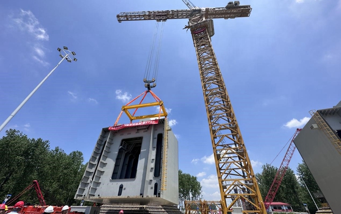 World's largest tower crane installed at new Yangtze bridge