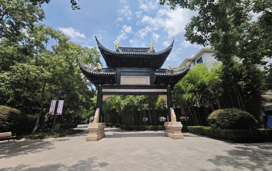 Jingjiang city's memorial archway exudes classical flavors