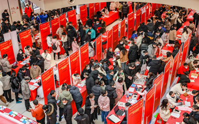 Jingjiang city holds jobs fairs to boost employment