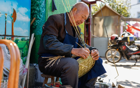 Old crafts still thrive, inspire in Jingjiang city