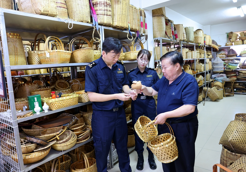 Jingjiang Customs facilitates export of bamboo weaving products