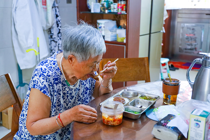 Jingjiang city's initiative ensures seniors enjoy timely meals