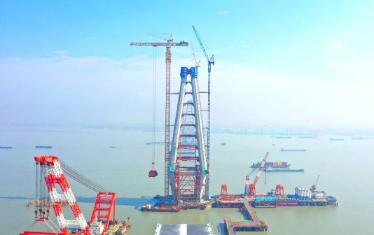 World's largest tower crane used at Changzhou-Taixing Bridge
