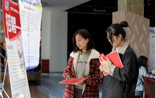 Taixing EDZ holds recruitment fair at Nanjing Tech University