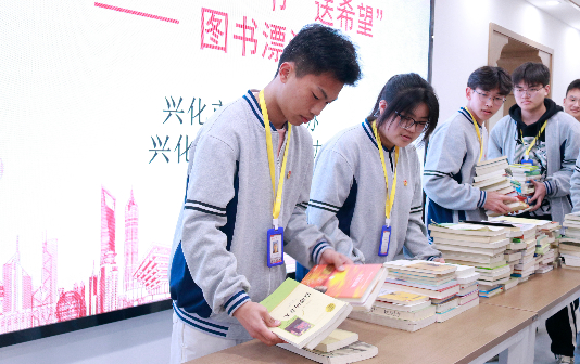 Book donation deepens Xinghua-Xinjiang ties