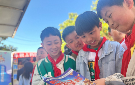 Mobile book service popularizes reading in Xinghua city
