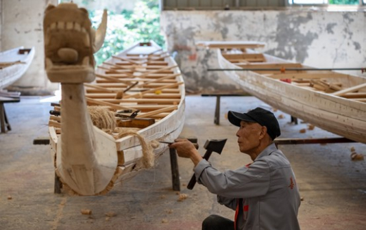 Xinghua city's Zhuhong town gets busy making dragon boats