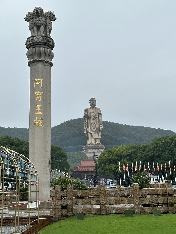 A model of the Ashoka Pillar in front of the Lingshan Grand Buddha..jpg