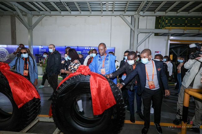 African journalist mesmerized by Hodo Group's 5G manufactured tyres. [Photo provided Uaueza Kanguatjivi for wuxi.gov.cn].jpg