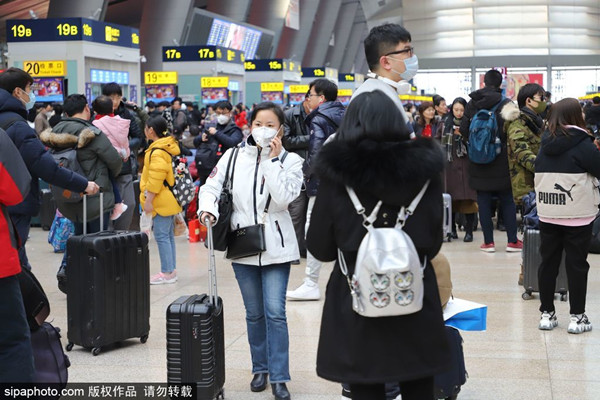People wear masks at Beijing South Railway Station in Beijing on Jan 22, 2020.jpg