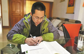 Wuxi teacher volunteers in Yan'an