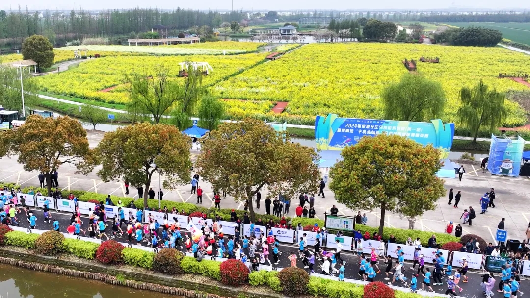 Runners embrace spring scenery in Zhangjiagang marathon