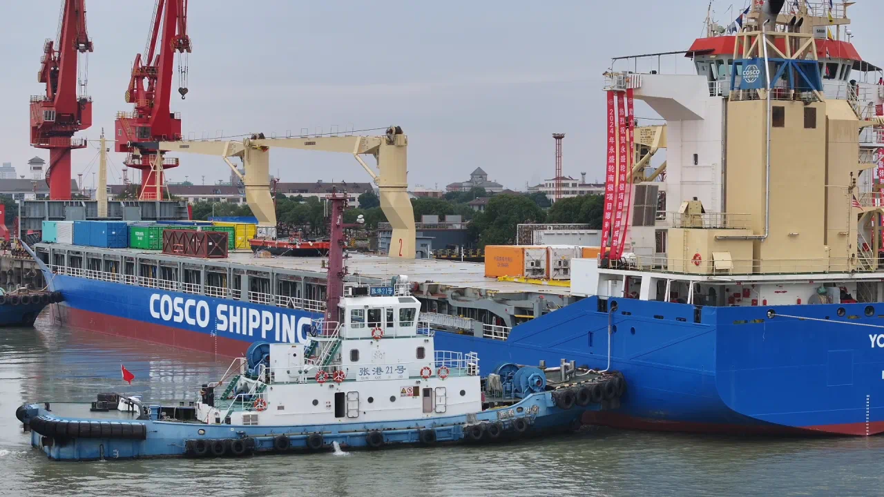 Cargo vessel departs from Zhangjiagang Port for Antarctic expedition