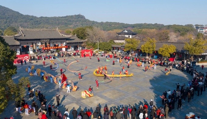 Zhangjiagang's Spring Festival market sees vibrant consumer activity