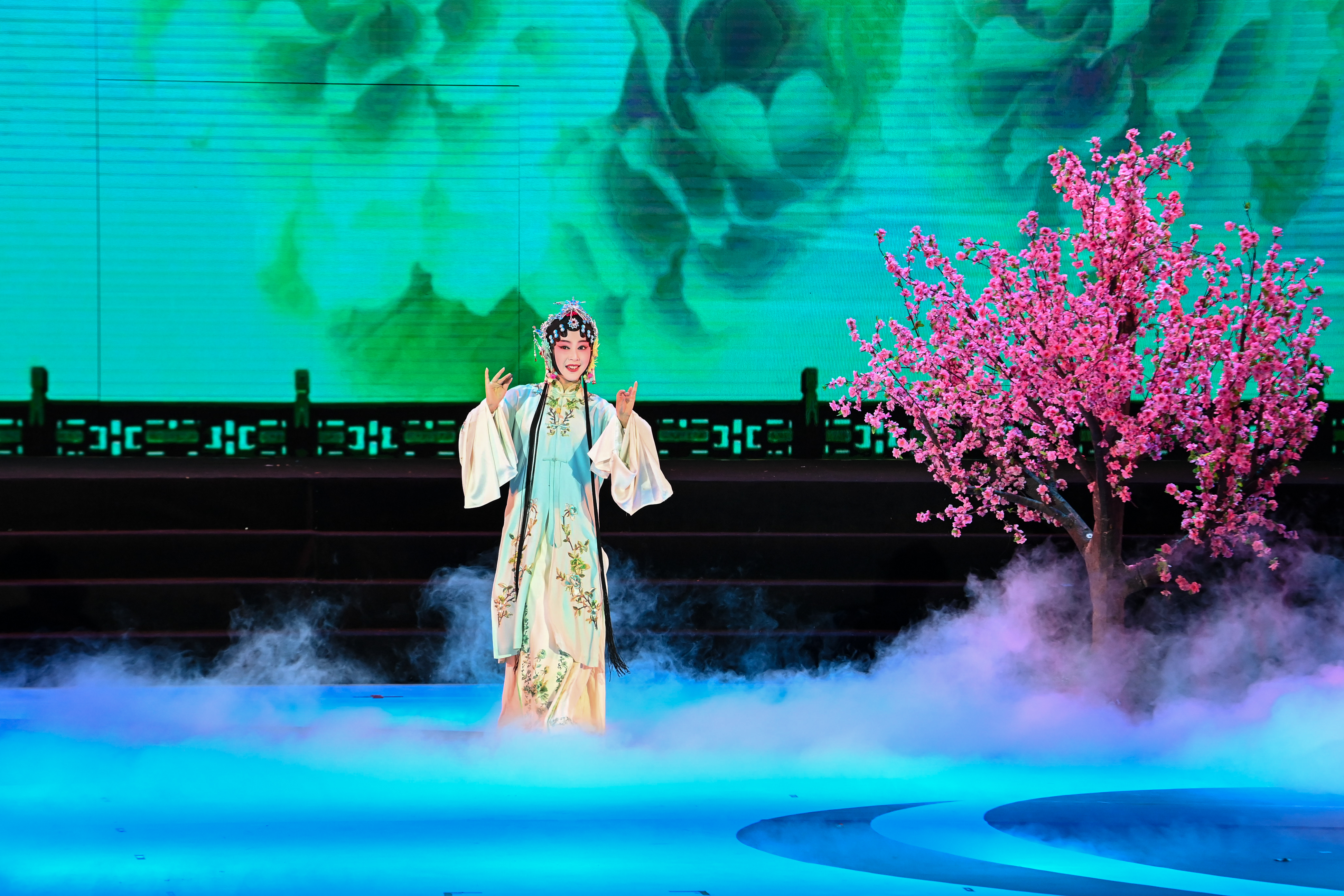 Zhangjiagang holds Yangtze River culture, art festival 