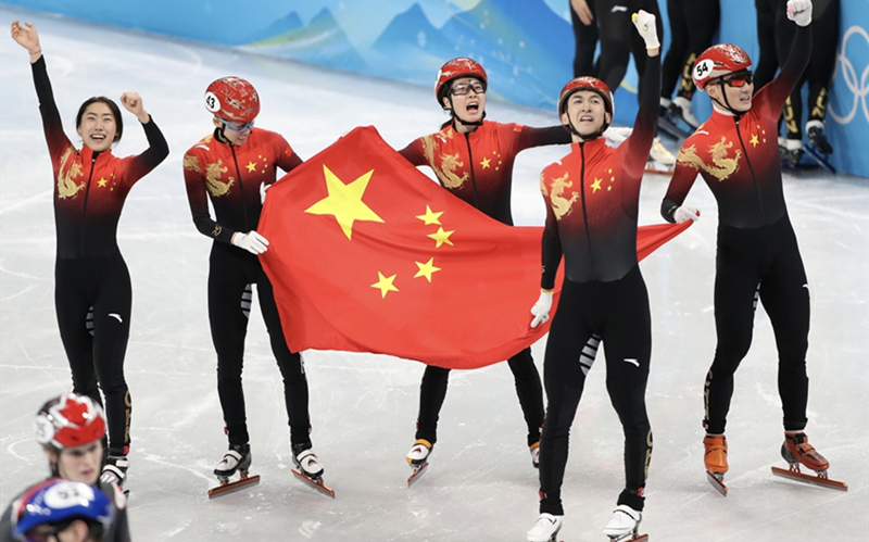 Chinese short track speed skaters win the country's first gold