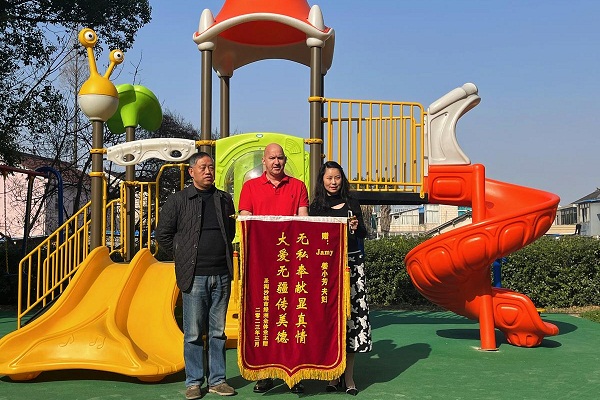 Foreign resident in Zhangjiagang donates recreational facilities to community