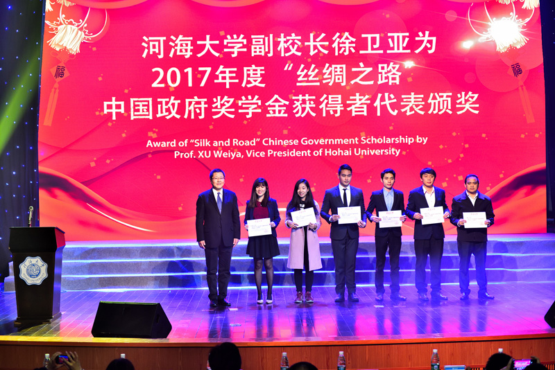 河海大学国际学生颁奖典礼照片（学员接受徐卫亚副校长颁奖）800.jpg