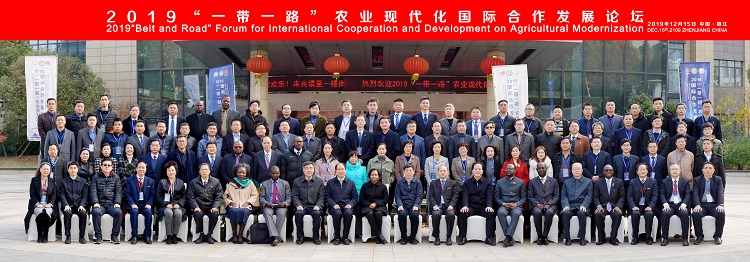 Participants take a group photo at the international cooperation and development forum on agricultural modernization at Jiangsu University in Zhenjiang, Jiangsu province, on Dec 15.jpg