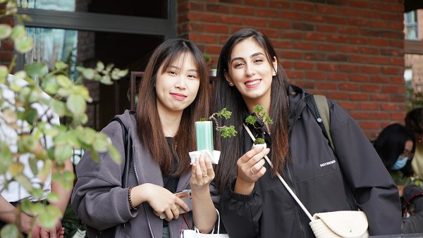Intl students experience bonsai making in Suzhou