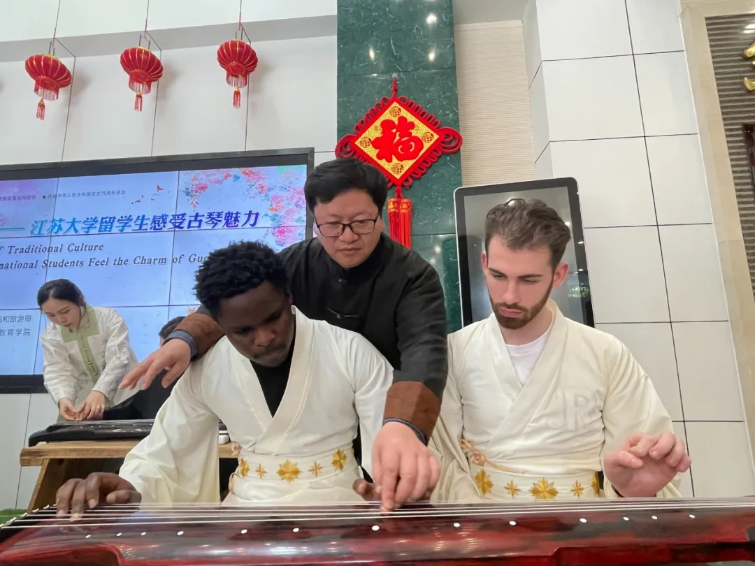 International students dive into melodies of guqin