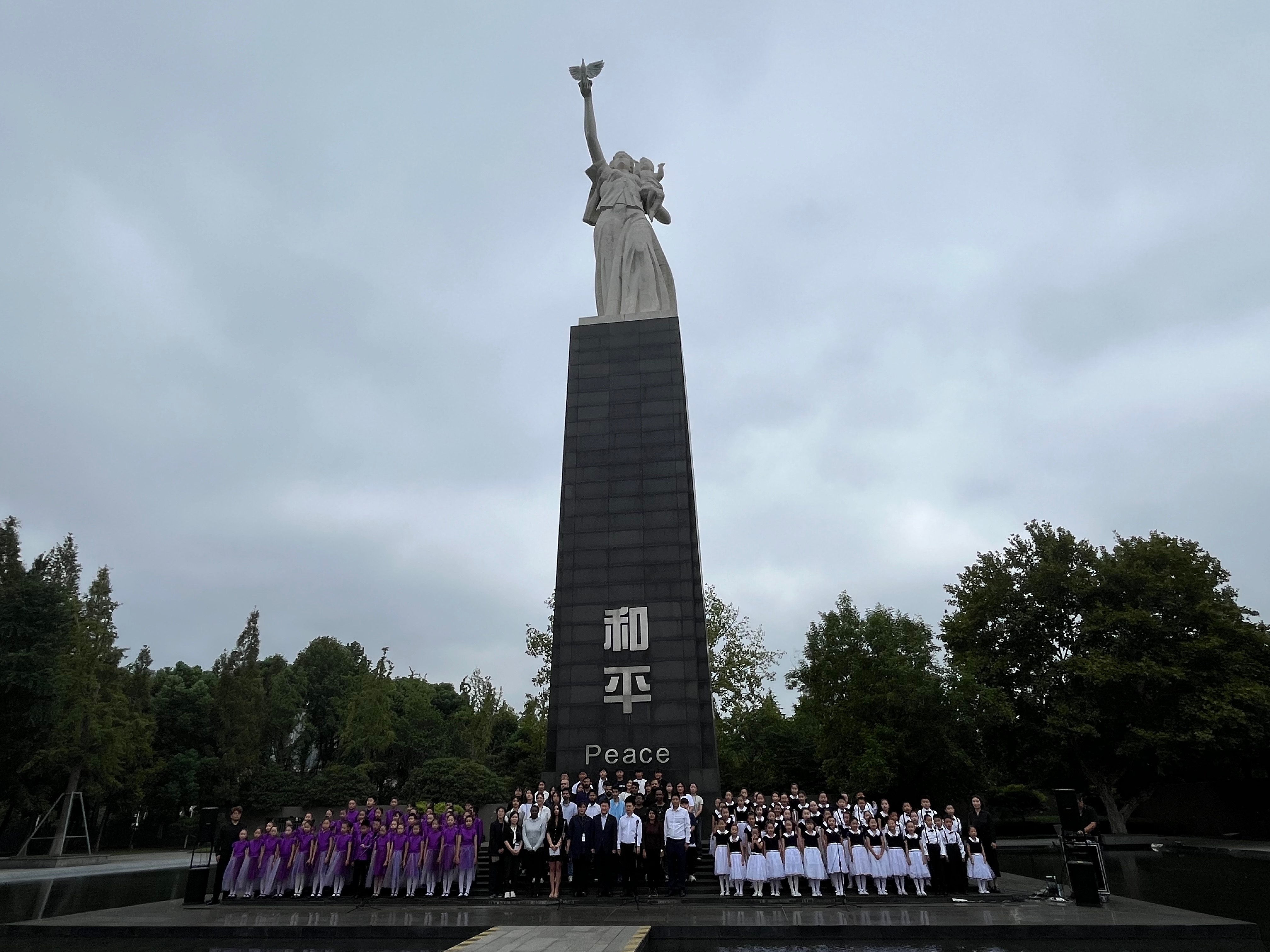 Nanjing university students unite in love and harmony on International Peace Day