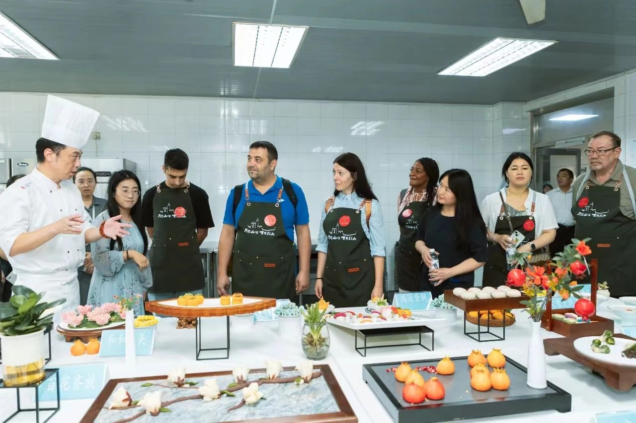 Expats learn to cook Changzhou dishes