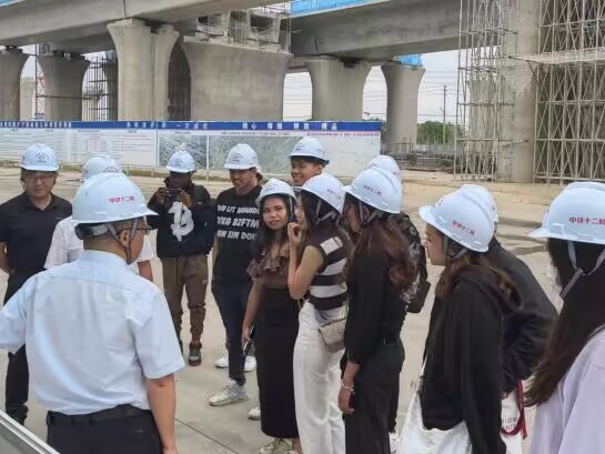 International students visit high-speed railway station in Taizhou