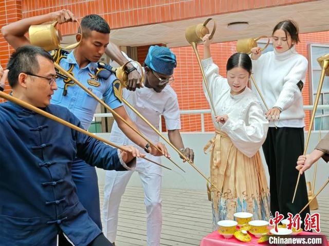 Jiangsu Shipping College introduces intl students to traditional long-spout tea ceremony