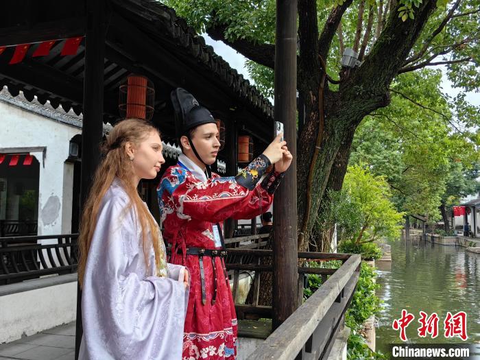 International students experience water town and Chinese poetry in Suzhou's Lili