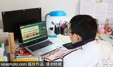 A student has online livestream classes in Nanjing, Jiangsu province on March 5, 2020.jpeg