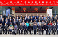 Participants take a group photo at the international cooperation and development forum on agricultural modernization at Jiangsu University in Zhenjiang, Jiangsu province, on Dec 15200.jpg