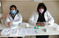 International student volunteers are on service at the school, ready to offer basic medical help_副本.jpg