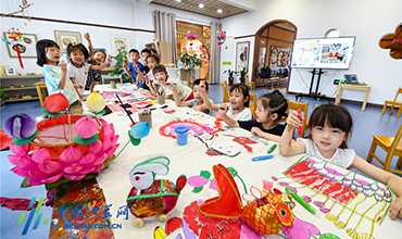 Jiangsu children learn about traditional festive lanterns