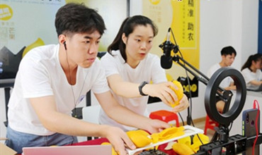 Jiangsu students help sell farm products via the internet