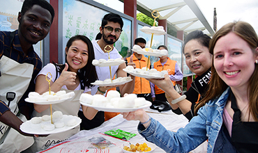 Intl students learn to make mooncakes in Zhenjiang