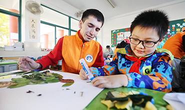 Chinese, intl students create leaf art