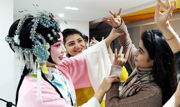 Intl students learn Kunqu Opera in Suzhou