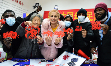 Intl students in Zhenjiang learn Chinese New Year traditions