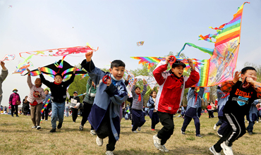 Jiangsu students enjoy spring activities