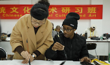 Intl students experience traditional Chinese culture and art