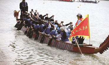 Nanjing college students compete in dragon boat race