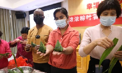 International students experience zongzi-making