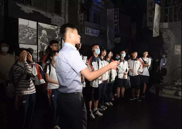 Over 1,000 Nanjing students complete history, peace courses before studying abroad